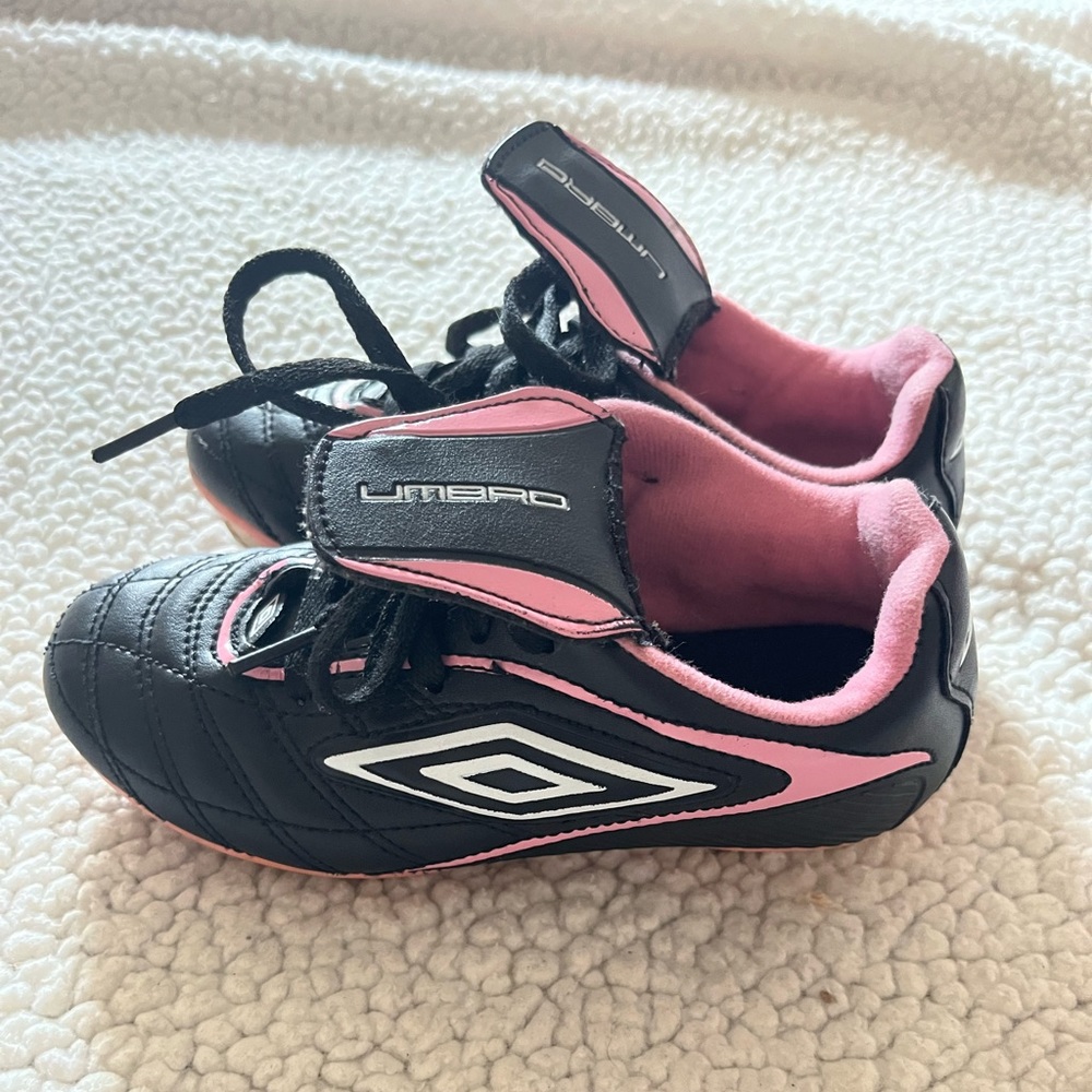 Size 11 girls soccer shoes